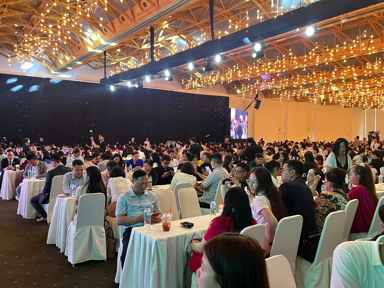 Khách hàng và saler đã có mặt từ rất sớm tham gia phiên đấu giá Vinhomes Sai Gon Park